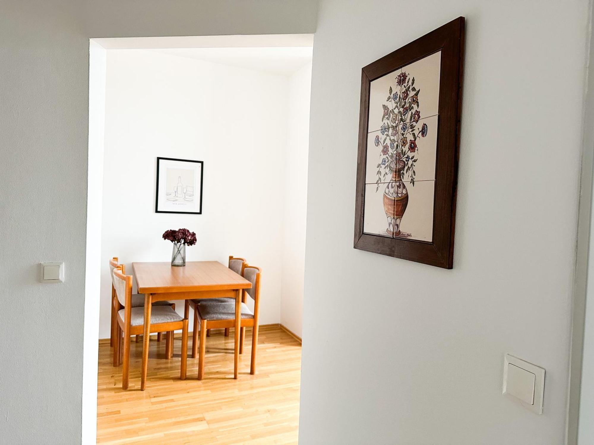 Free Parking & 2 Bedrooms Apartment