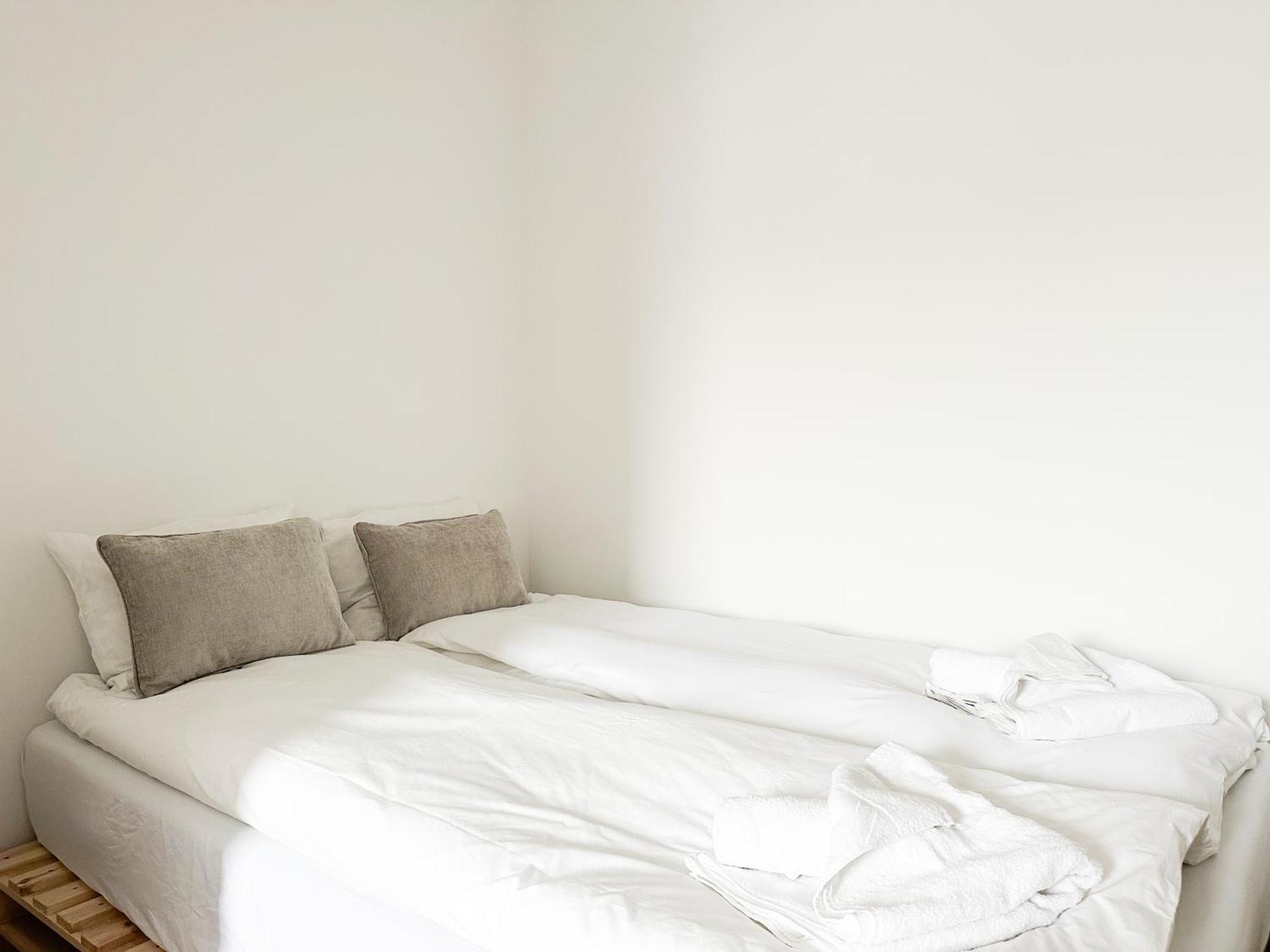 Free Parking & 2 Bedrooms Apartment *